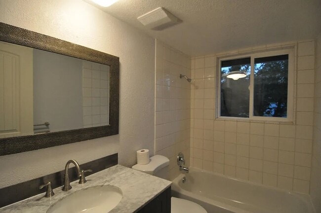 Building Photo - Completely renovated 4 bedroom in Kent!