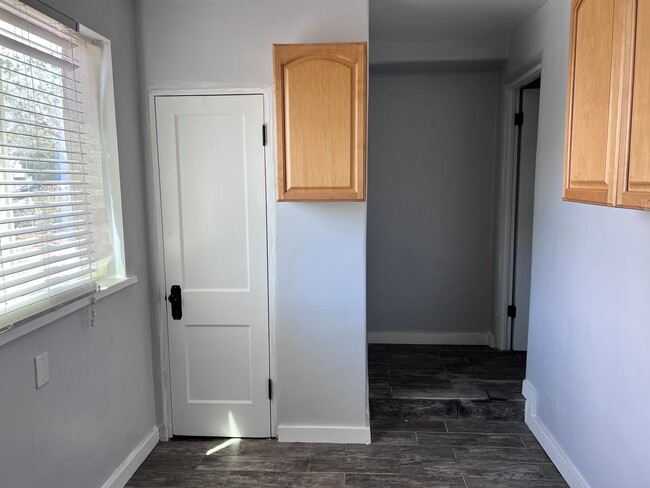 Building Photo - 3 Bedroom, 2 Bath w/ kitchen appliances, l...