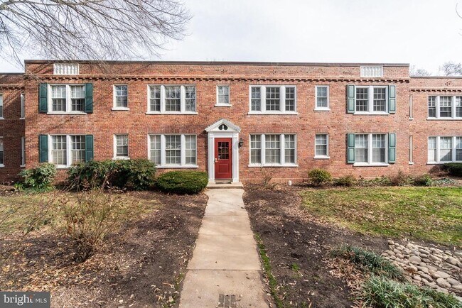 Building Photo - 1713 N Troy St