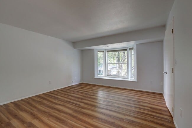 Building Photo - 4-bedroom 2.5 bath on cul-de-sac in Kirkland
