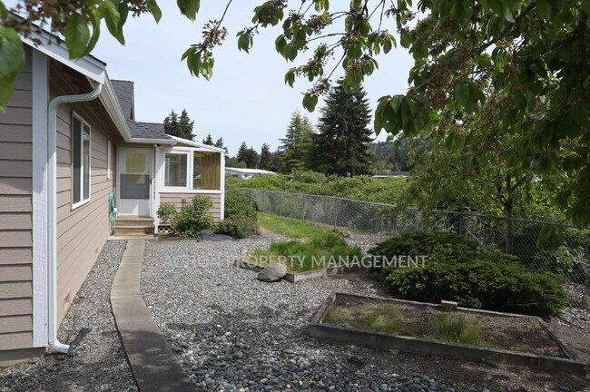 Building Photo - 3 bed 2 bath, 2 car garage in Sequim