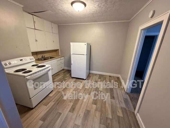 Building Photo - 208 5th Ave SW