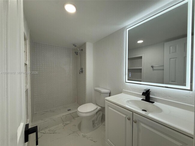 Building Photo - 9440 Live Oak Pl