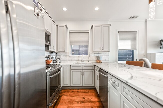 Building Photo - 840 W Erie St