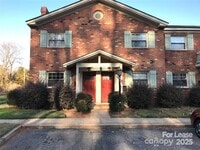 Building Photo - 1207 Green Oaks Ln