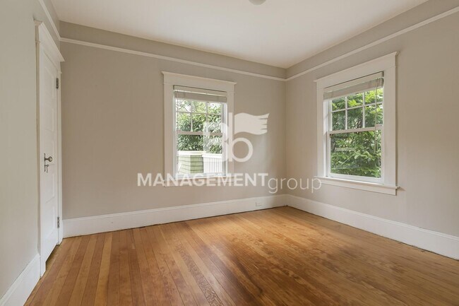 Building Photo - Stunning Historic Bungalow Just Minutes From City Center!