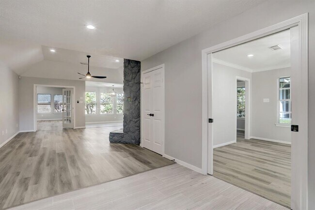 Building Photo - 7098 Shadow Lake Dr