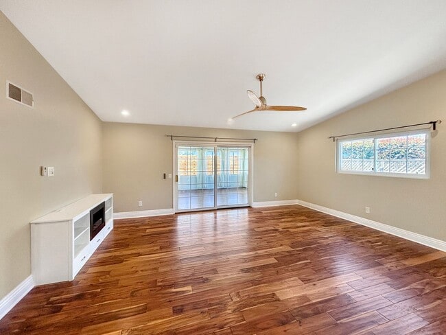 Building Photo - Charming & Spacious 3BD/2BA House in Clair...