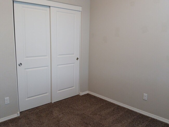 Building Photo - 4 Bedroom, 2 Bathroom! Lovely Home Coming Soon!