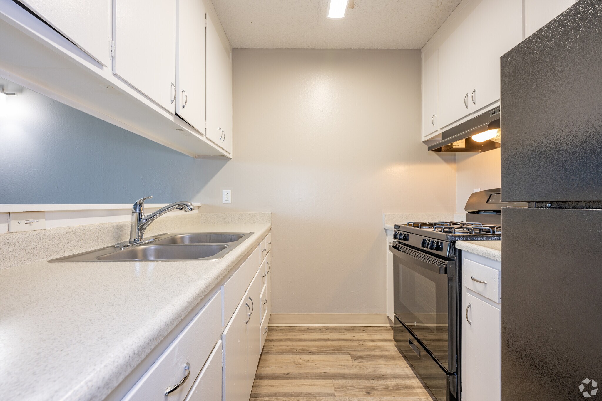 1BR, 1BA - 670SF - Kitchen - Forest Glenn Apartments