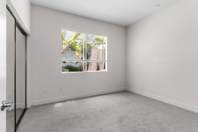 Building Photo - Stunning Modern Luxury 3BD/2BA Condo in Ma...