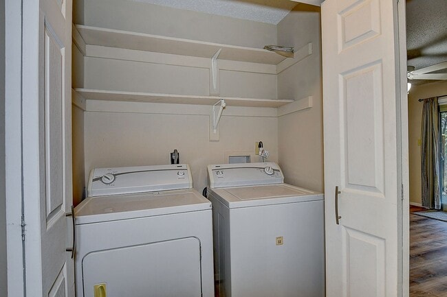 Building Photo - FOR RENT -  AEIRES ON THE BAY!