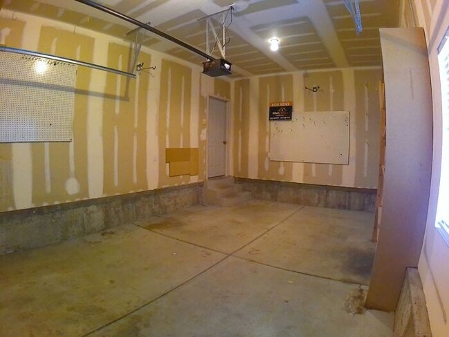 Building Photo - 5 bdrm 3bth Home 3 Car Garage Some utiliti...