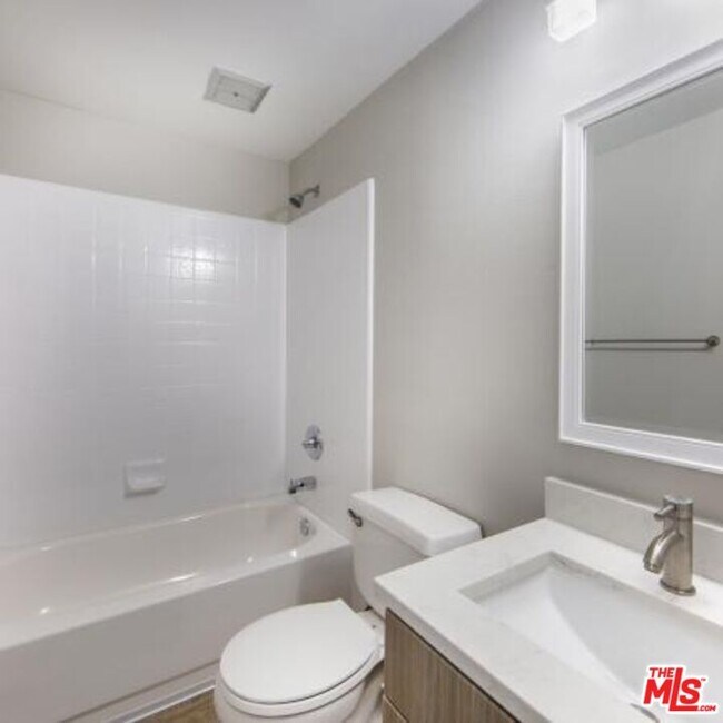 Building Photo - 6600 Beachview Dr