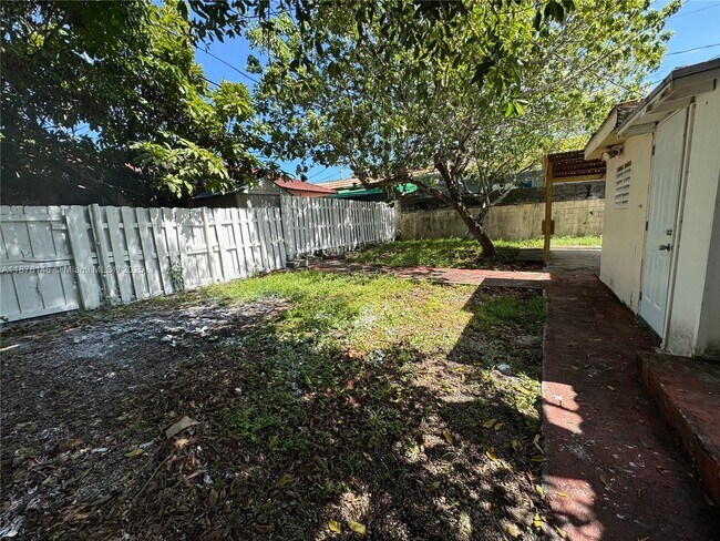 Building Photo - 713 SW 44th Ct