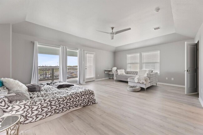 Building Photo - 709 N Bayshore Dr