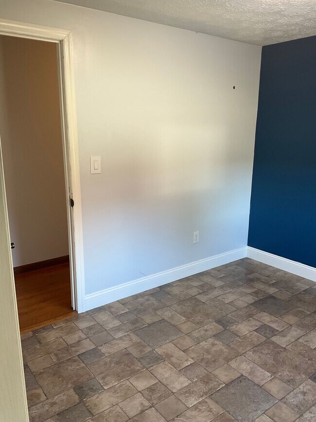 Building Photo - Spacious 3bed 3 bath Split-Level in Bethel Park – Updated Interiors & Private Backyard Oasis