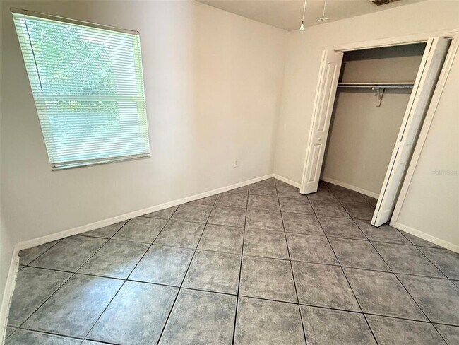 Building Photo - 542 W Lake Deer Dr
