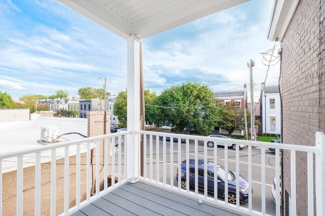 Building Photo - Classic Fan Rowhome for Lease