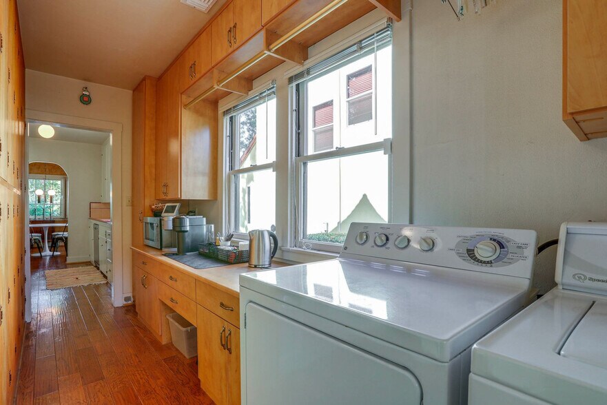 Building Photo - 2627 Land Park Dr