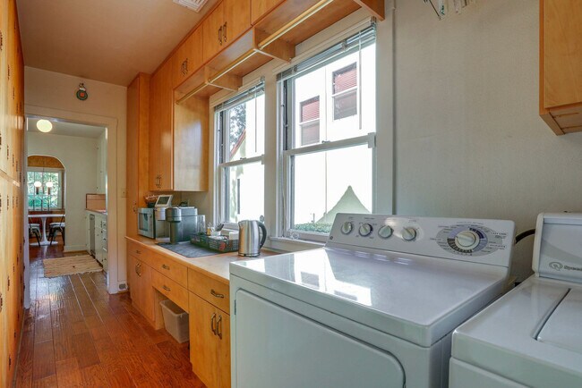 Building Photo - 2627 Land Park Dr