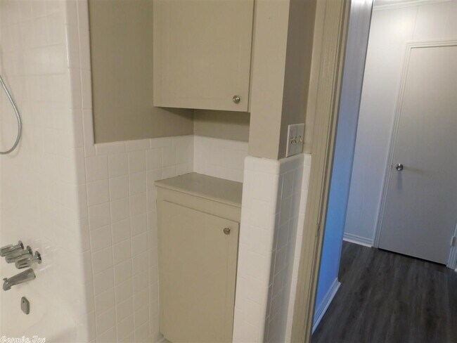 Building Photo - 515 Brookside Dr
