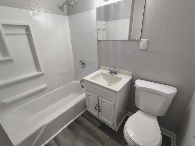 Building Photo - 2433 Jonathan Ave