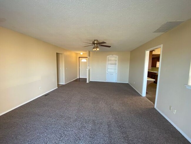 Building Photo - 3 bed 2 bath in Moore in Greenbriar Eastla...