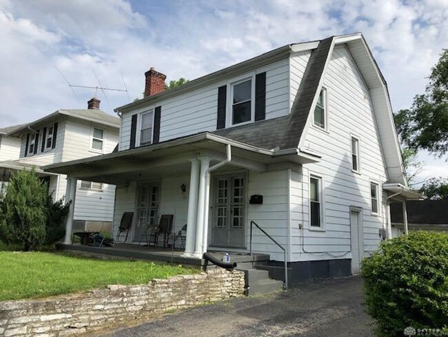 Primary Photo - Large 3 Bedroom Home w/Detached Garage in ...