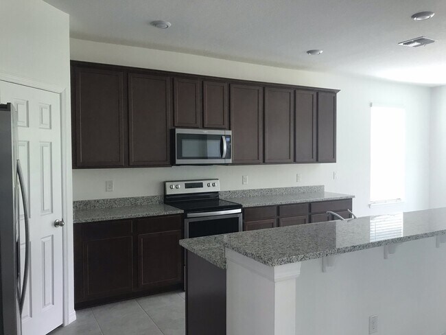Building Photo - 6 bedroom with office downstairs 3 car gar...