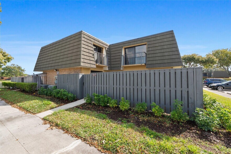 Building Photo - 1017 10th Way