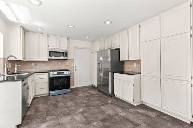 Building Photo - Welcome to Your Dream Home in Sunny San Di...