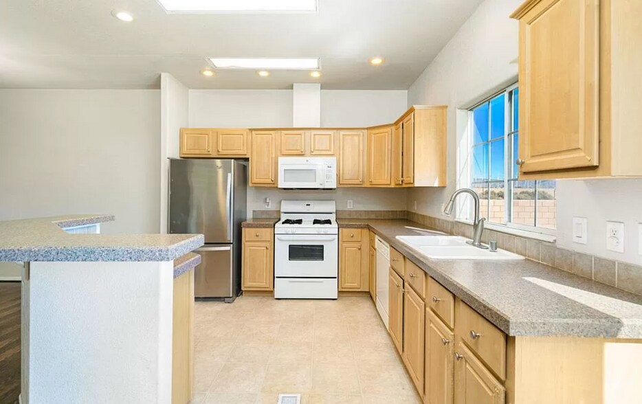 Building Photo - 15780 Coral St