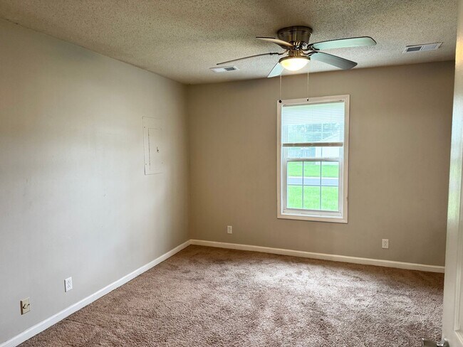 Building Photo - 1005 Shadow Ridge Ave