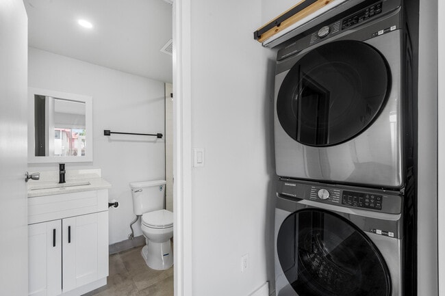 Building Photo - 59 Saxony B