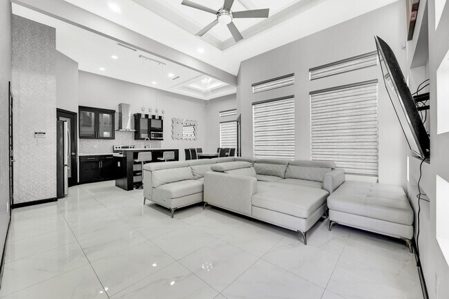 Building Photo - SPACIOUS 3 BEDROOM HOME IN HIDALGO!