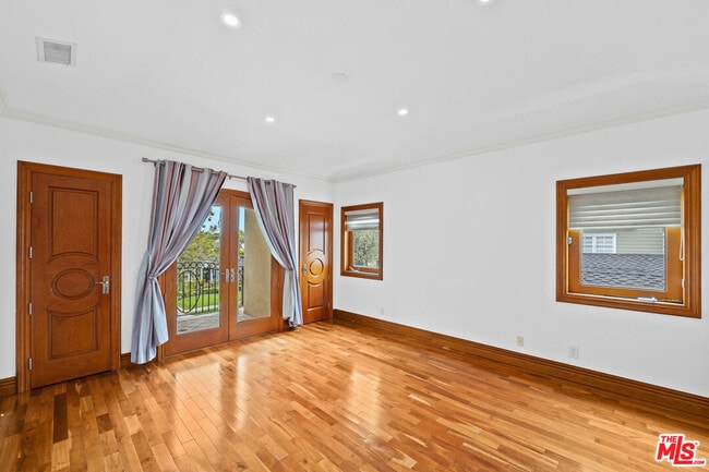 Building Photo - 9033 Cresta Dr