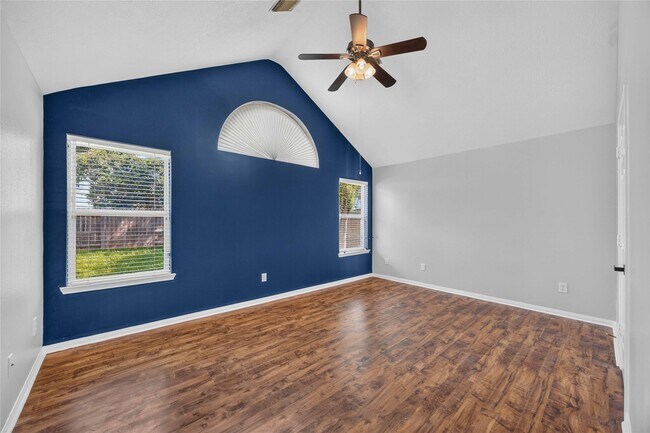 Building Photo - 3519 Crescent Dr