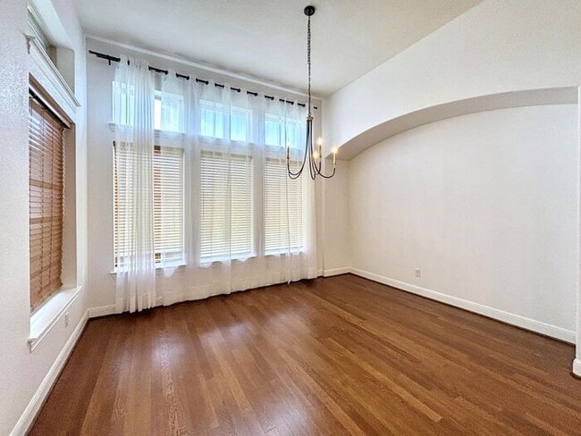 Building Photo - Spacious & Stylish 4-Bedroom Home with Mod...