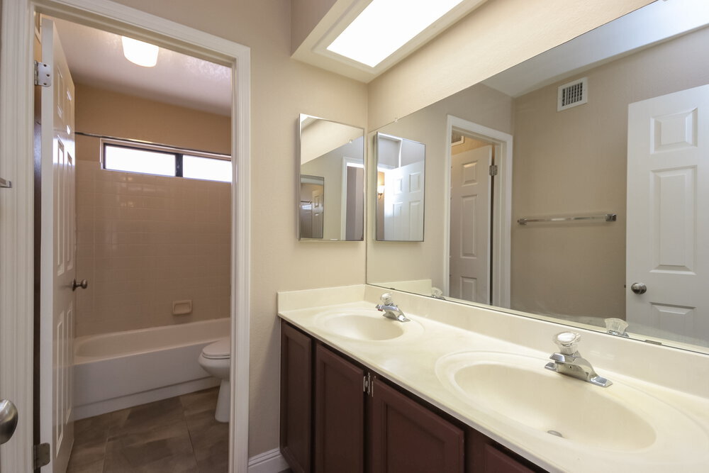 Building Photo - 1428 E Kent Ave