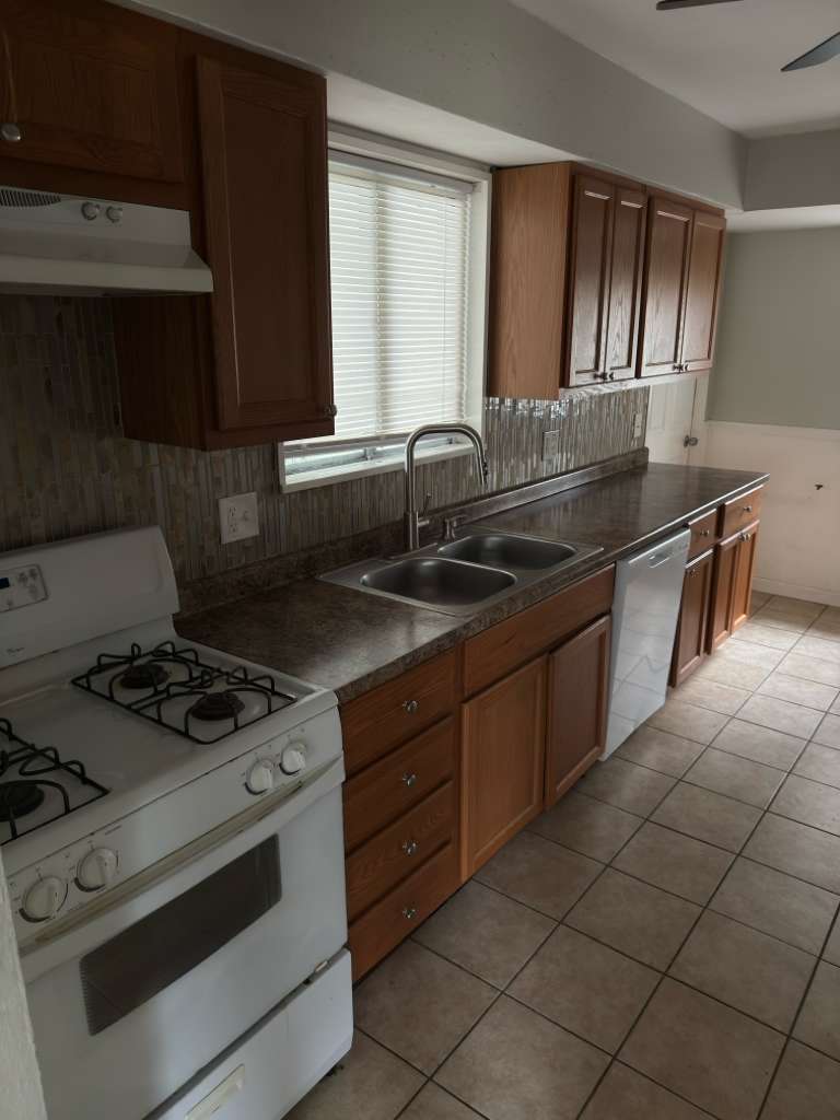 Building Photo - 10104 Ventura Dr