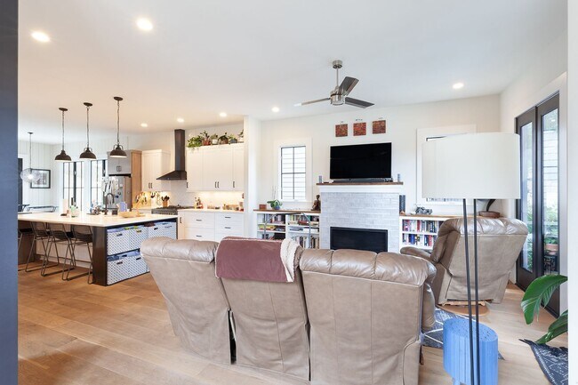 Building Photo - Stunning 4/3.5 Home in Highly Sought-After Area w/ 1300 Sq Ft of Outdoor Space!