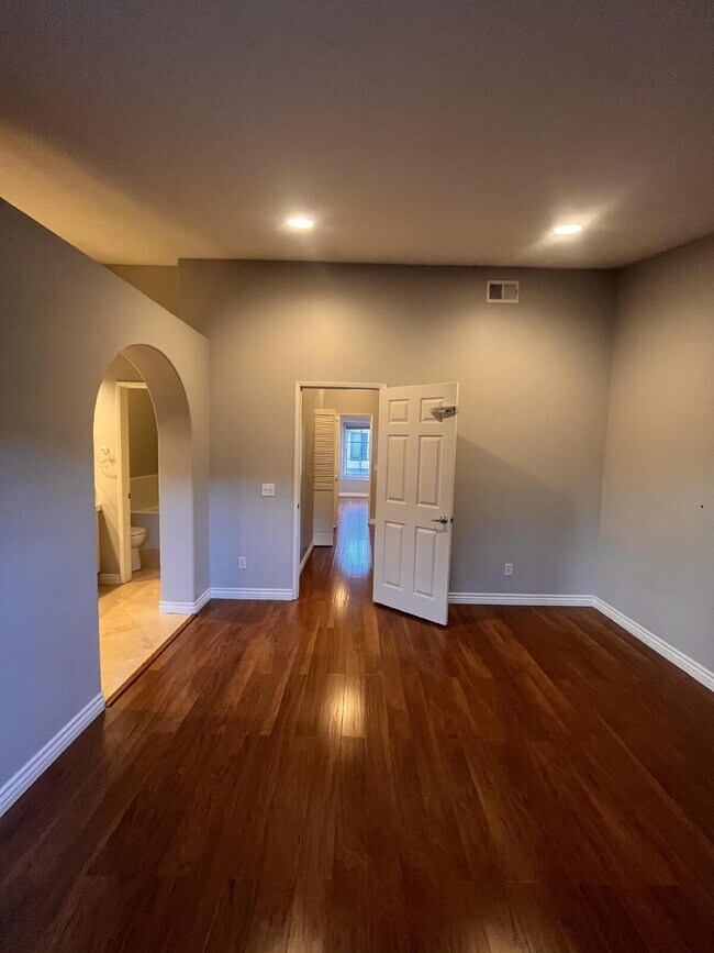 Building Photo - $3,800 - 2 Bed / 2.5 Bath Townhouse in the Crest Del Mar community