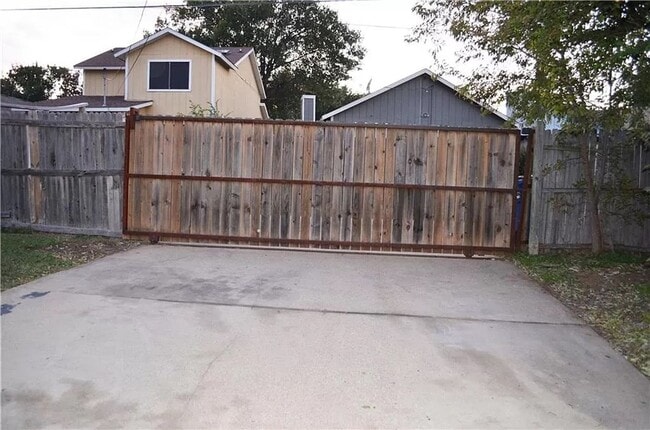 Building Photo - An unbeatable location that offers both convenience and luxury.