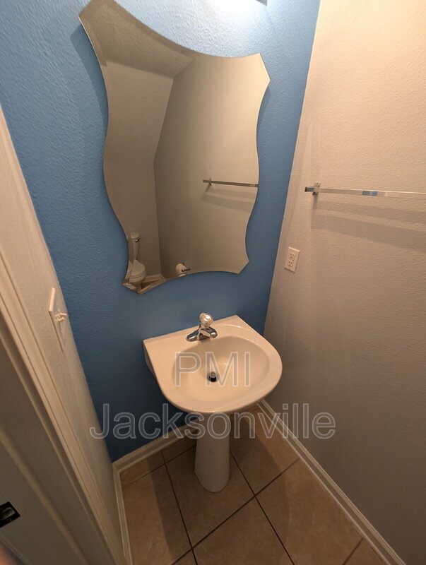 Building Photo - 1048 N Black Cherry Dr