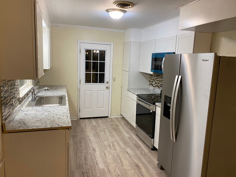 Building Photo - 374 E Monroe Ave