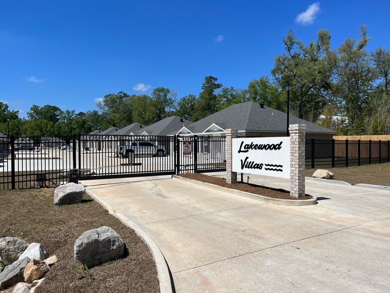 Building Photo - The Lakewood Villas