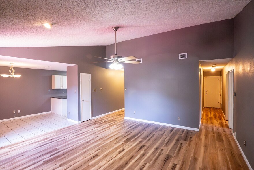 Building Photo - 9904 Briar Ridge Dr