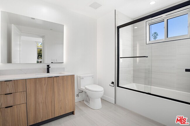 Building Photo - 164 Chestnut St