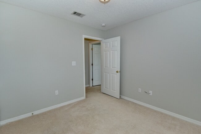 Building Photo - 15065 Warren Dr